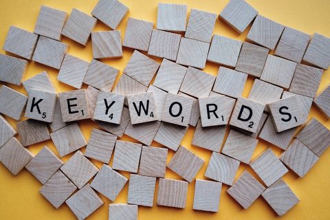 Keywords in Buchstabensteinen