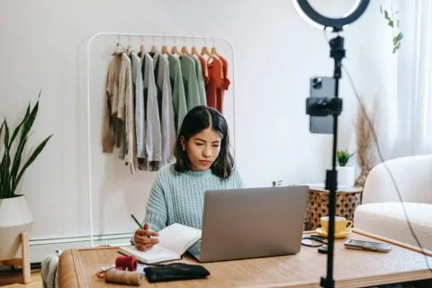 Person am Laptop, Influencer Marketing Agentur