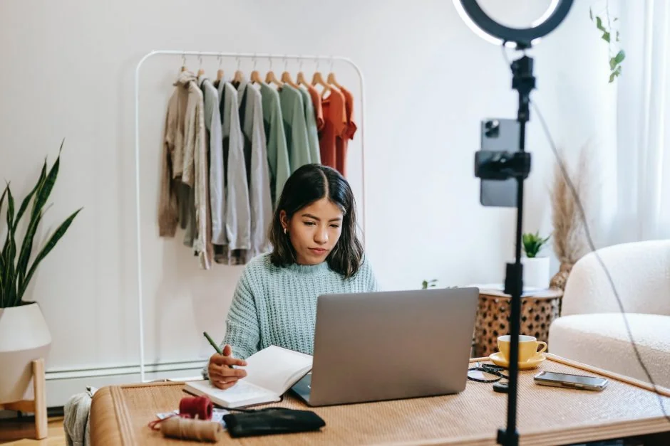 Person am Laptop, Influencer Marketing Agentur