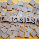 Keywords in Buchstabensteinen
